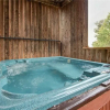 Отель Twin View 2 Bedroom Mountain View Home with Hot Tub, фото 12