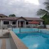 Отель Mri Homestay Sg Buloh - 3 Br House on First Floor With Centralised Pool, фото 8