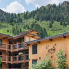 Отель Updated 2BR in the Heart of Aspen - Steps to Gondola with Pool & Hot Tub, фото 1