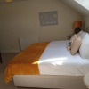 Отель 5 Bedrooms/sleeps 10-12/free Wifi & Parking/garden, фото 2