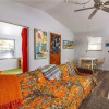 Отель Artist Retreat, 2 Bedrooms, Summer Haven, 3 Houses to Beach, Sleeps 7, фото 3