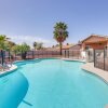 Отель Updated Las Vegas House: Patio & Solar Heated Pool, фото 11