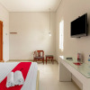 Отель RedDoorz Syariah @ Kebraon, фото 13