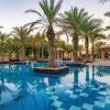 Отель HiGuests - Luxurious 1BR in Palms with Private Beach Access, фото 17
