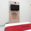 Отель RedDoorz Syariah near Sultan Muhammad Kaharuddin Airport, фото 18