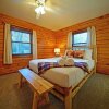Отель Lazy Bear Lodge ~ Mountain Views ~ Pool Table, фото 10