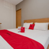 Отель RedDoorz near Ahmad Yani Airport, фото 27