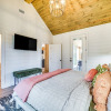 Отель Chic Forest Hideaway in Broken Bow w/ Hot Tub, фото 15