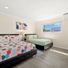 Отель Sunny & Cheerful Near I-10 ~ Queen Beds ~ Parking, фото 6