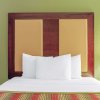 Отель La Quinta Inn & Suites by Wyndham Lancaster в Смоктауне