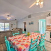 Отель Emerald Isle Escape: Walk to Ocean, фото 13
