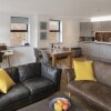 Отель Newly Furnished 2 Bed Apartment in the Heart of Old Town Swindon, фото 7