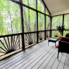 Отель Frolic on Fern by Avantstay Enclosed Deck w/ Forest Views, Bar, фото 8