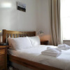 Отель Central and Spacious 2 Bedroom Flat With Garden, фото 7