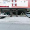 Отель RedDoorz near Fernwoods Garden Quezon City, фото 1