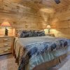 Отель Wilderness Lodge, 3 Bedrooms, Loft, Hot Tub, Sleeps 14, фото 4