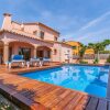 Отель Luxurious Villa St Pere Pescador With Swimming Pool в Сан-Пере-Пескадоре