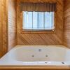 Отель Dreams and Streams 2 Bedroom Home with Hot Tub, фото 6