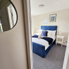 Отель Modern 5 Bed Townhouse with Free Parking, фото 8