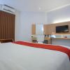 Отель RedDoorz Plus @ Idjen Boulevard Malang, фото 28