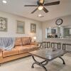 Отель Fort Walton Beach Townhome < 3 Mi to the Beach! в Форт-Уолтон-Биче