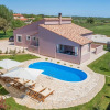 Отель Villa With Large Garden and Pool, Ideal for 8 People, Only 10 Minutes Pula, фото 20