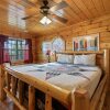 Отель Panoramic View 6 Bedroom Cabin by RedAwning, фото 12