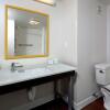 Отель Hampton Inn & Suites Clinton - I-26, фото 10
