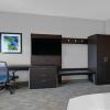 Отель Holiday Inn Express & Suites Milwaukee - Brookfield, an IHG Hotel, фото 4