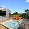 Отель Charming Luxury RV With Total Privacy and Hot Tub!, фото 1