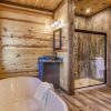 Отель Ern822 - Smoky Oasis - Great Location, Private Indoor Heated Pool! 3 Bedroom Cabin by RedAwning, фото 9
