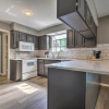 Отель Modern Townhome w/ Fireplace: Near Stoll Park, фото 5