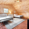 Отель Ashberry by Avantstay Large Cabin Surrounded in Pine Tree w/ River Views & Game Room, фото 1