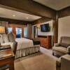 Отель Luxury Three Bedroom Suite With Two Hot Tubs 3 Apartment Hotel by Redawning в Парк-Сити