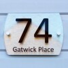 Отель Gatwick Place- 4 bed 2 Bath Self Contained House Ideal for Keyworkers, фото 2