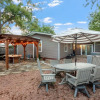 Отель Lovebirds Getaway 3 Bedroom Home by RedAwning, фото 10