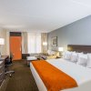 Отель Days Inn & Suites by Wyndham Orlando Airport в Орландо