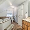 Отель Londonderry Retreat ~ 3 Mi to Lowell Lake!, фото 10