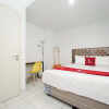 Отель RedLiving Apartemen Patra Land Urbano - Happy Rooms Tower Mid-West with Netflix, фото 3
