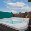 Отель Valley View Lodge - Luxury Lodge Hot Tub Close to Beach, фото 15