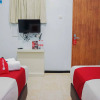 Отель RedDoorz near Velodrome Malang 2, фото 12