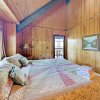 Отель Beautiful Log House: Large Deck & Private Hot Tub 3 Bedroom Home, фото 15