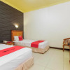 Отель RedDoorz Plus near Depati Amir Airport, фото 11