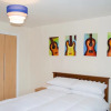 Отель Bright 2 Bedroom Flat With Patio, фото 15
