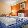 Отель Econo Lodge Inn & Suites Airport, фото 45