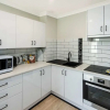 Отель Bright 1BR Apartment Close to Foreshore & Cbd, фото 4