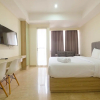 Отель Comfy Studio Room with City View at Menteng Park Apartment, фото 4