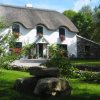 Отель Lissyclearig Thatched Cottage в Кенмаре