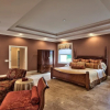 Отель Knickerbocker Estate: Elegant 9-BR Getaway in Naples. Enjoy Private Pool, Outdoor Dining, and Expans, фото 6