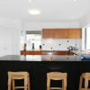 Отель Unit 2, Beach Gallery, 9 Andrew Street Point Arkwright, 500 Bond, Linen Supplied, фото 8